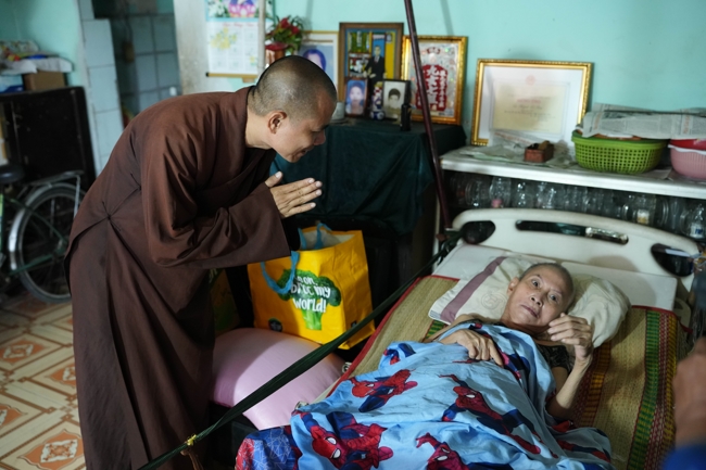 Giving gifts in the Ullambana season in the pagoda charity activities