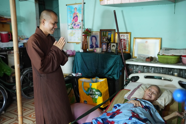 Giving gifts in the Ullambana season in the pagoda charity activities