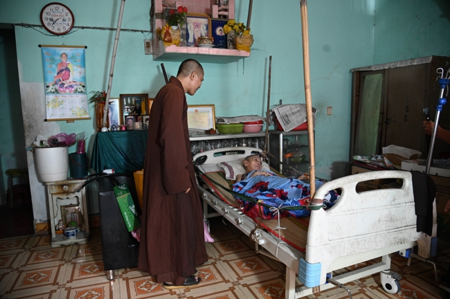 Giving gifts in the Ullambana season in the pagoda charity activities