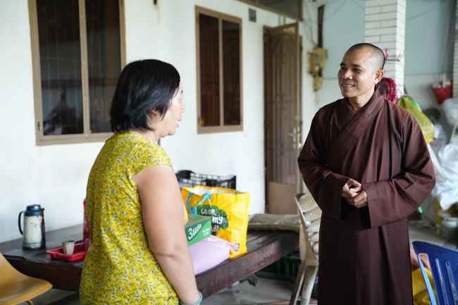 Giving gifts in the Ullambana season in the pagoda charity activities