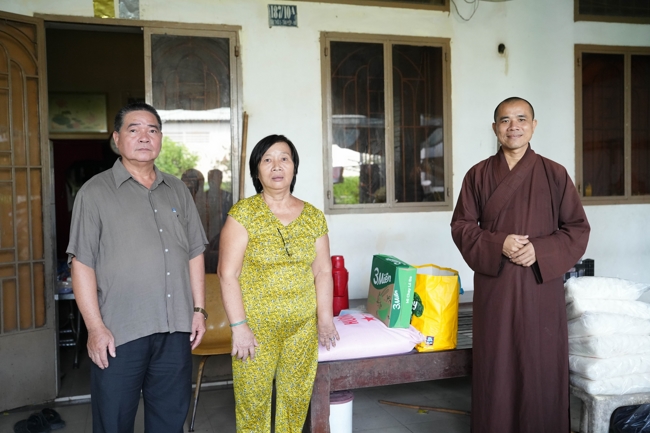 Giving gifts in the Ullambana season in the pagoda charity activities