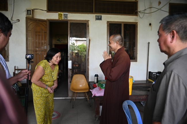 Giving gifts in the Ullambana season in the pagoda charity activities