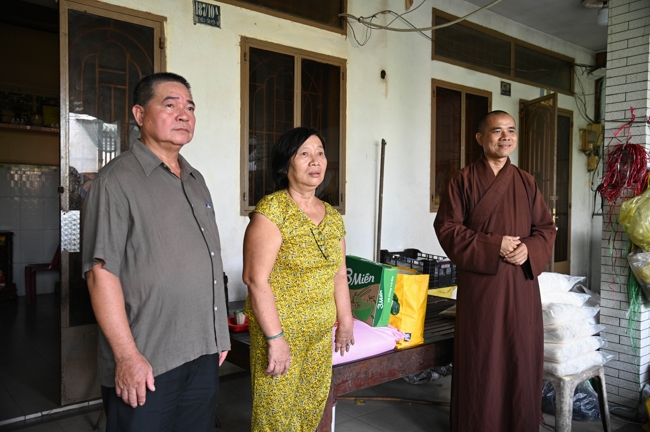 Giving gifts in the Ullambana season in the pagoda charity activities
