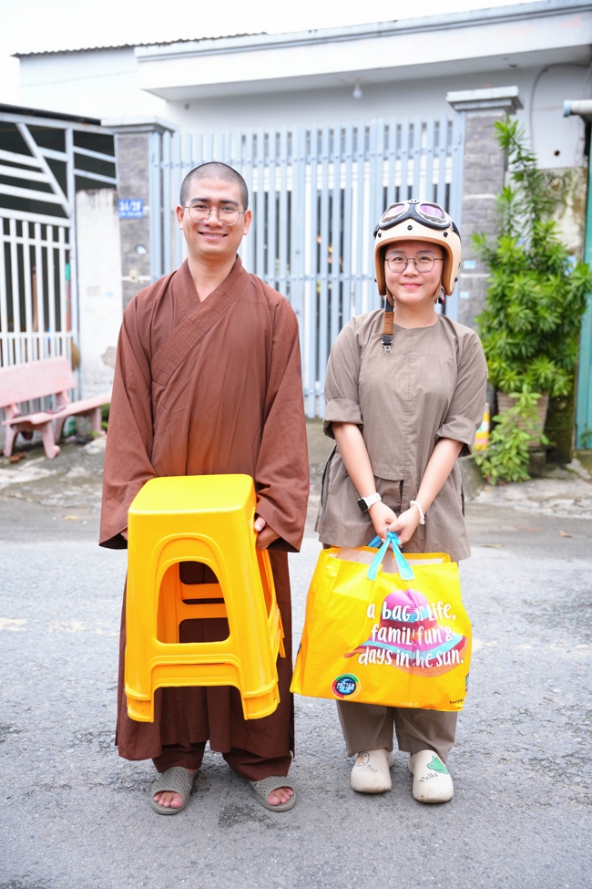 Giving gifts in the Ullambana season in the pagoda charity activities
