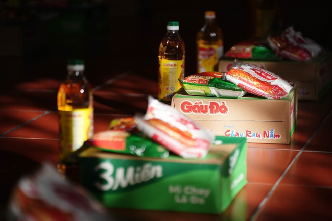 Giving gifts in the Ullambana season in the pagoda charity activities