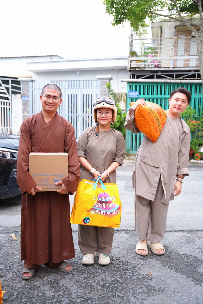 Giving gifts in the Ullambana season in the pagoda charity activities