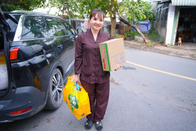 Giving gifts in the Ullambana season in the pagoda charity activities