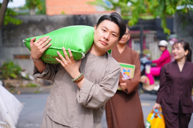 Giving gifts in the Ullambana season in the pagoda charity activities