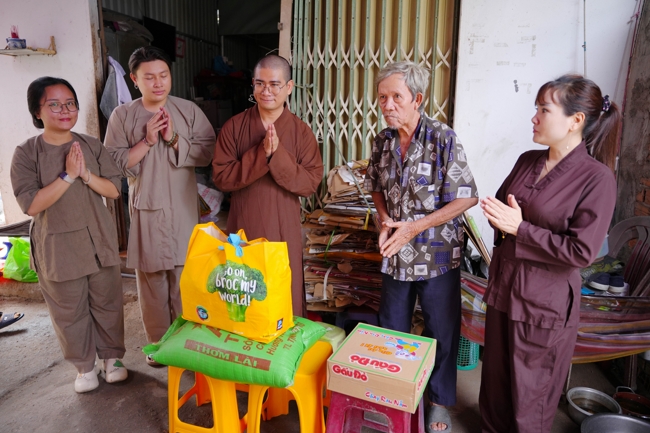 Giving gifts in the Ullambana season in the pagoda charity activities