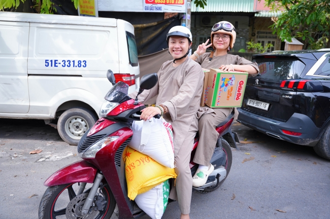 Giving gifts in the Ullambana season in the pagoda charity activities