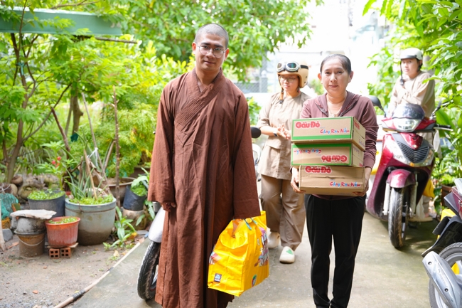 Giving gifts in the Ullambana season in the pagoda charity activities