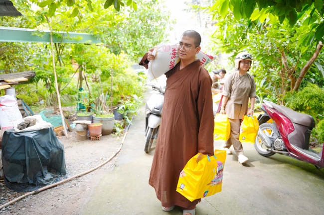 Giving gifts in the Ullambana season in the pagoda charity activities