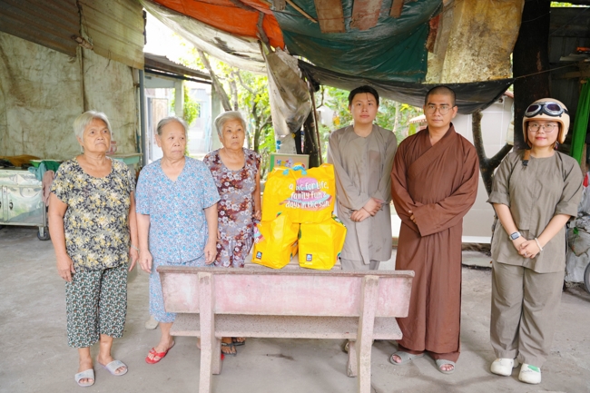 Giving gifts in the Ullambana season in the pagoda charity activities