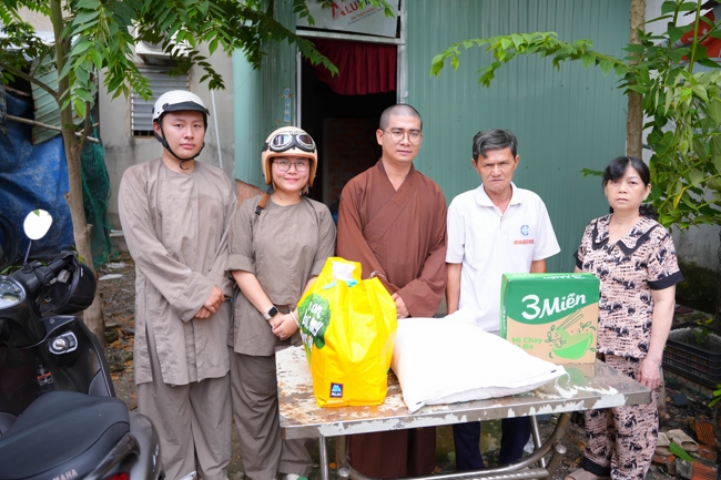Giving gifts in the Ullambana season in the pagoda charity activities