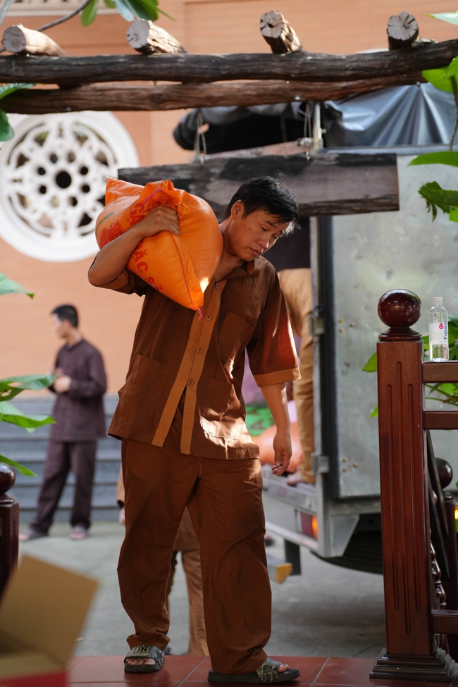 Giving gifts in the Ullambana season in the pagoda charity activities