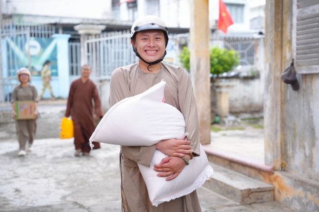 Giving gifts in the Ullambana season in the pagoda charity activities