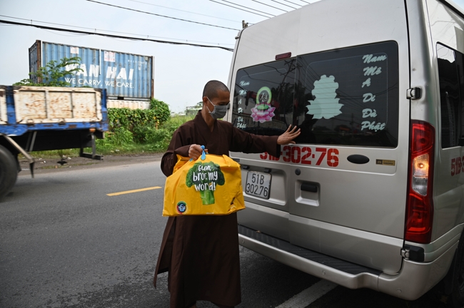 Giving gifts in the Ullambana season in the pagoda charity activities