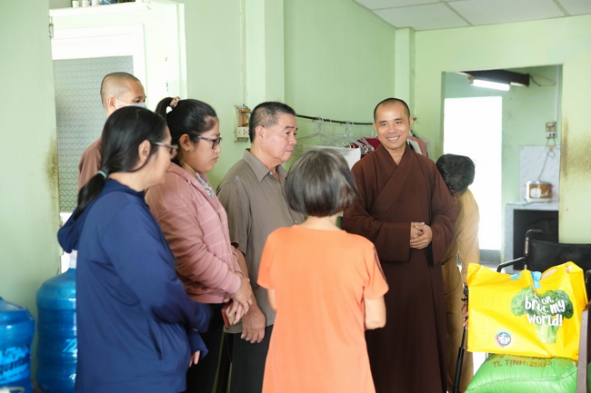 Giving gifts in the Ullambana season in the pagoda charity activities