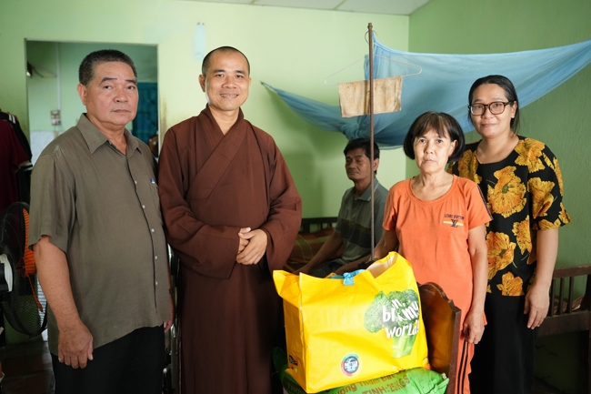 Giving gifts in the Ullambana season in the pagoda charity activities