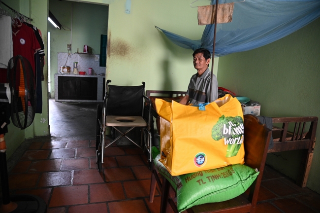 Giving gifts in the Ullambana season in the pagoda charity activities