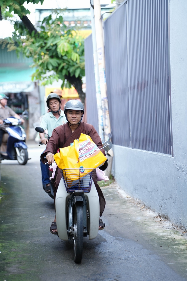 Giving gifts in the Ullambana season in the pagoda charity activities
