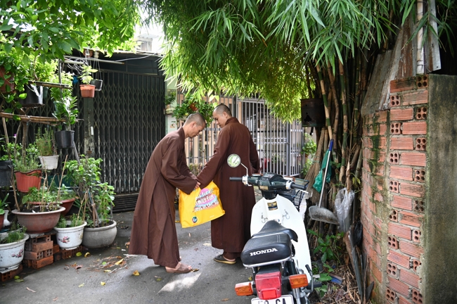 Giving gifts in the Ullambana season in the pagoda charity activities