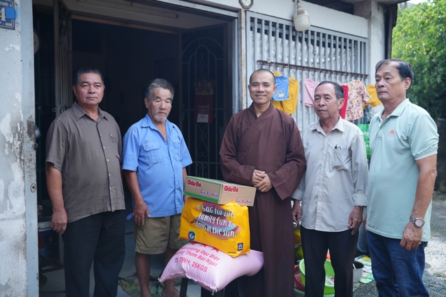 Giving gifts in the Ullambana season in the pagoda charity activities