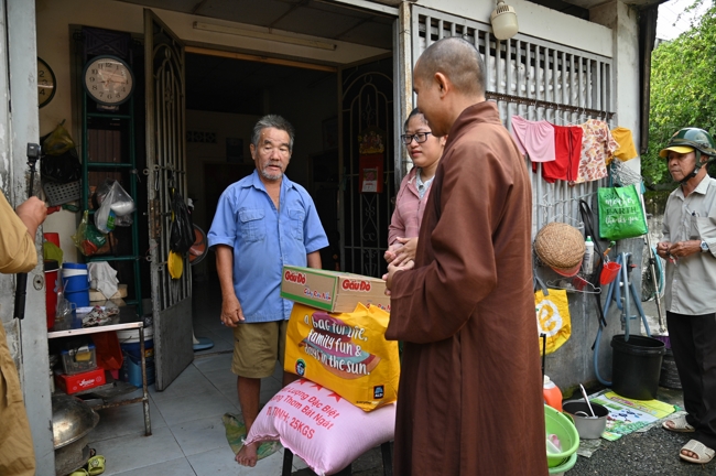 Giving gifts in the Ullambana season in the pagoda charity activities
