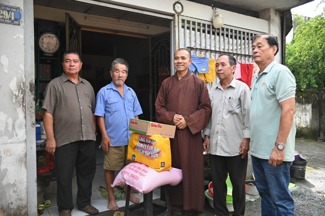 Giving gifts in the Ullambana season in the pagoda charity activities