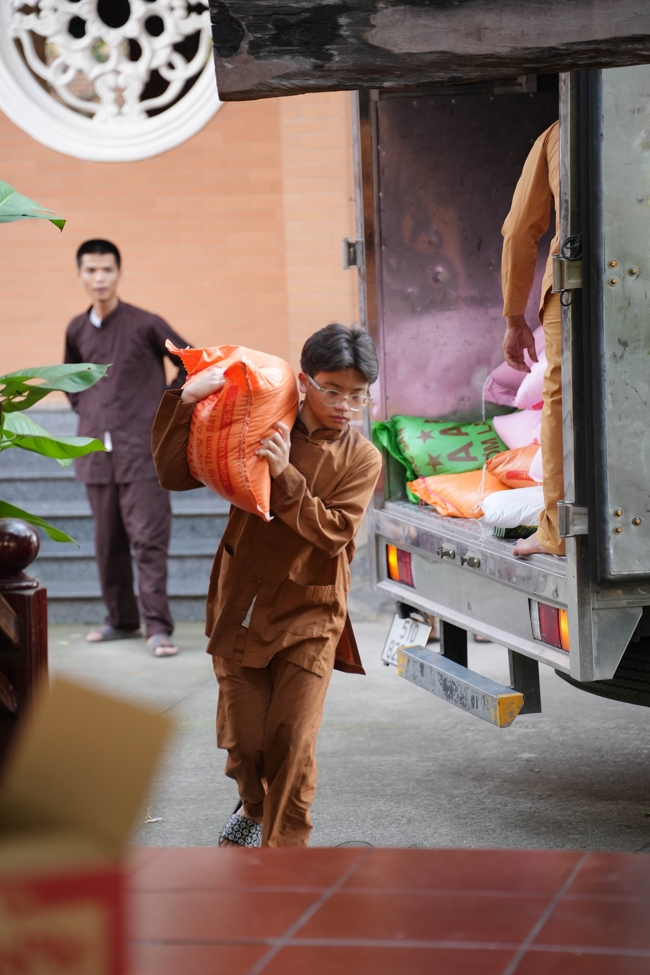 Giving gifts in the Ullambana season in the pagoda charity activities