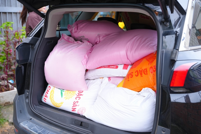 Giving gifts in the Ullambana season in the pagoda charity activities