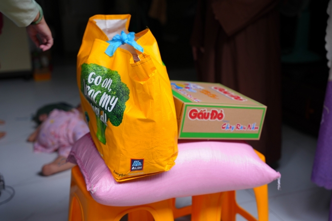 Giving gifts in the Ullambana season in the pagoda charity activities