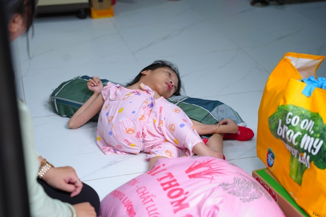 Giving gifts in the Ullambana season in the pagoda charity activities