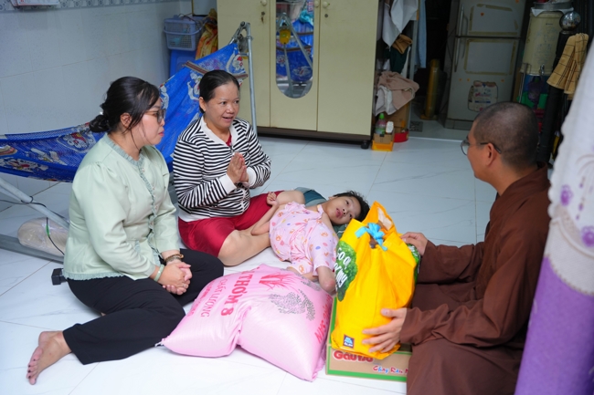 Giving gifts in the Ullambana season in the pagoda charity activities