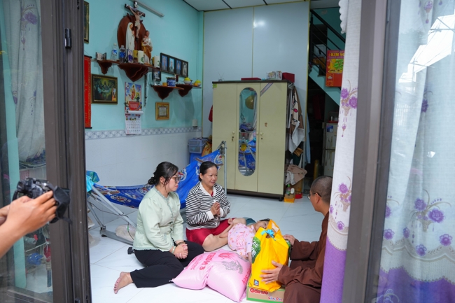 Giving gifts in the Ullambana season in the pagoda charity activities