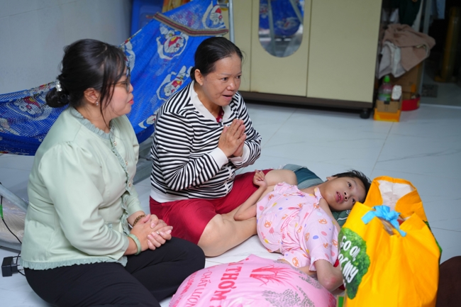 Giving gifts in the Ullambana season in the pagoda charity activities