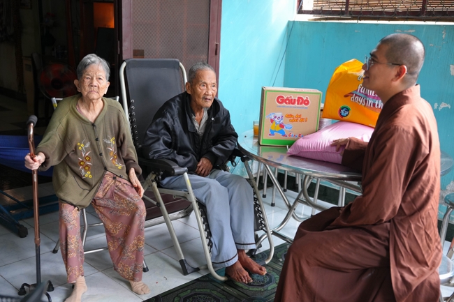 Giving gifts in the Ullambana season in the pagoda charity activities