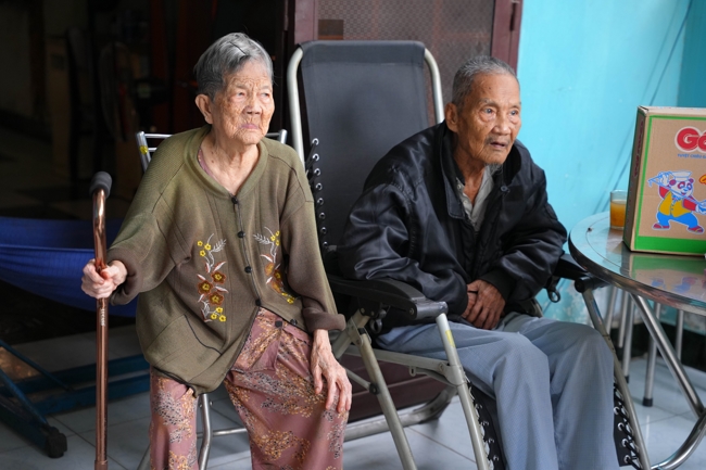 Giving gifts in the Ullambana season in the pagoda charity activities