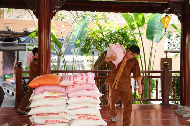 Giving gifts in the Ullambana season in the pagoda charity activities