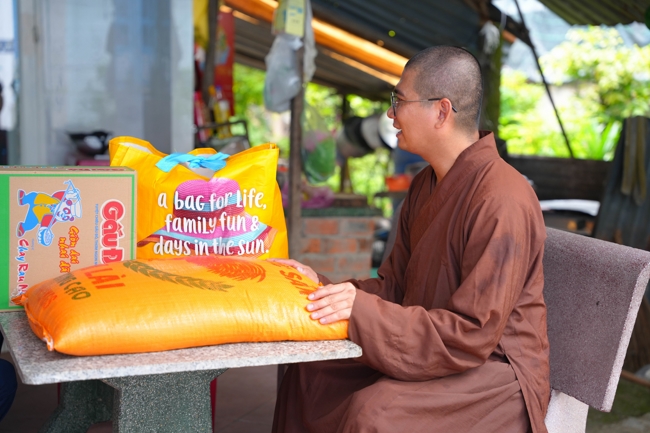 Giving gifts in the Ullambana season in the pagoda charity activities