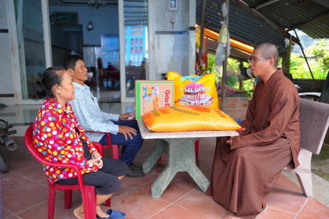 Giving gifts in the Ullambana season in the pagoda charity activities