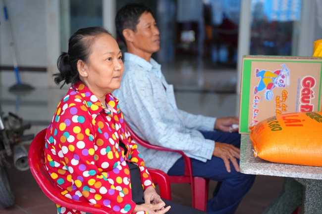 Giving gifts in the Ullambana season in the pagoda charity activities