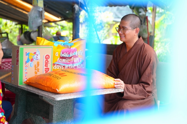 Giving gifts in the Ullambana season in the pagoda charity activities