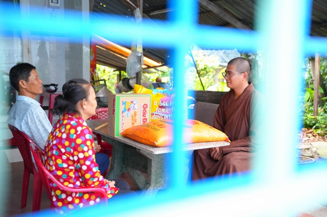 Giving gifts in the Ullambana season in the pagoda charity activities