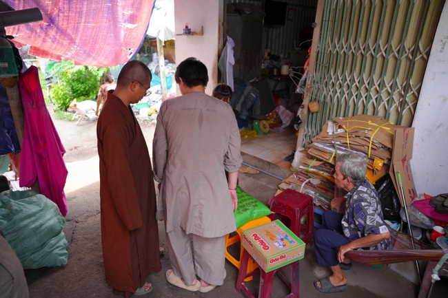 Giving gifts in the Ullambana season in the pagoda charity activities