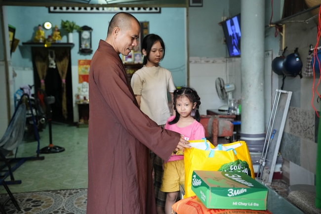 Giving gifts in the Ullambana season in the pagoda charity activities