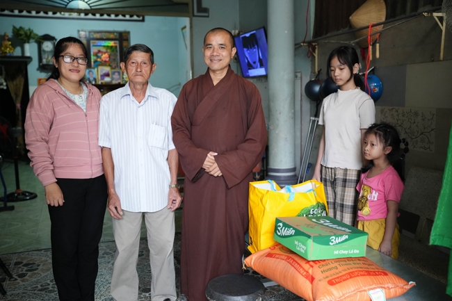 Giving gifts in the Ullambana season in the pagoda charity activities