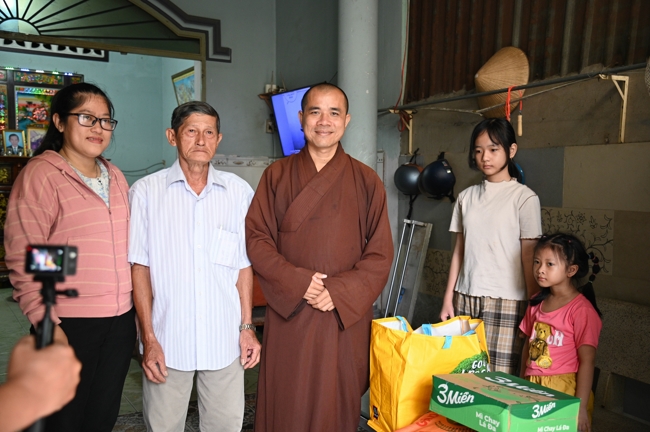 Giving gifts in the Ullambana season in the pagoda charity activities