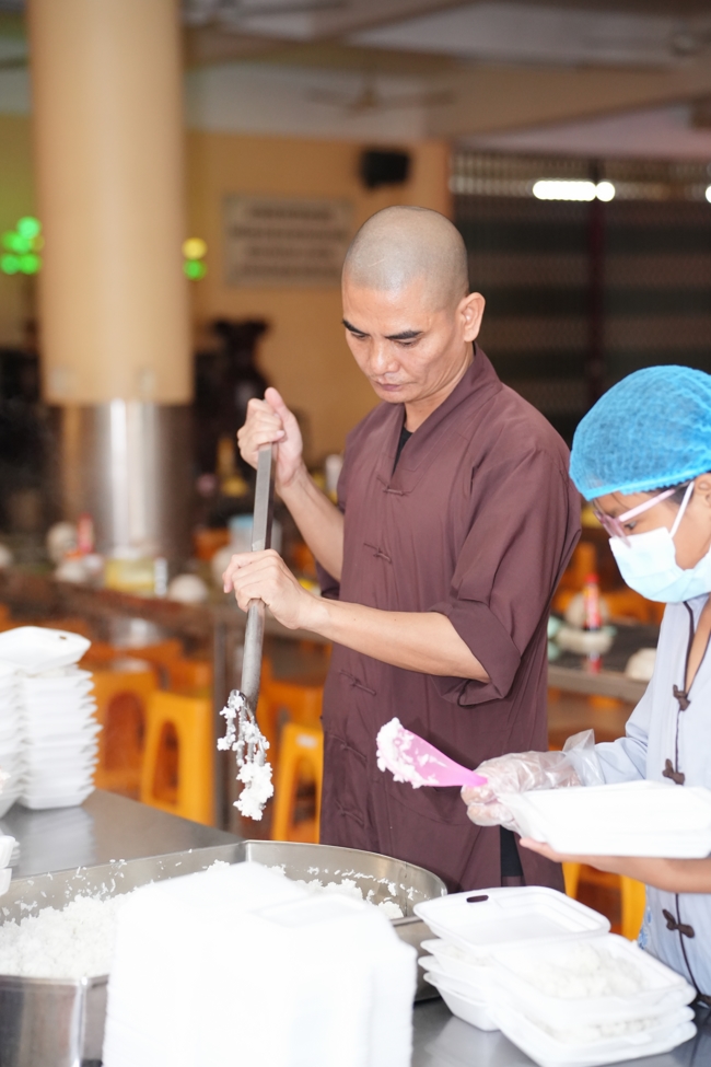 Từ Thiện: Tặng cơm chay định kỳ