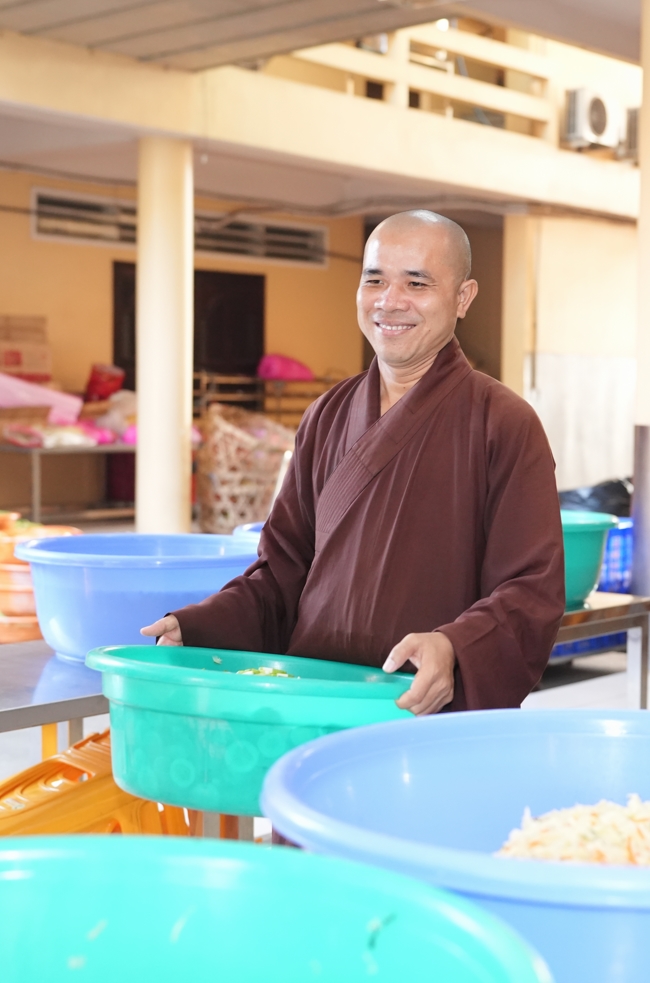 Từ Thiện: Tặng cơm chay định kỳ